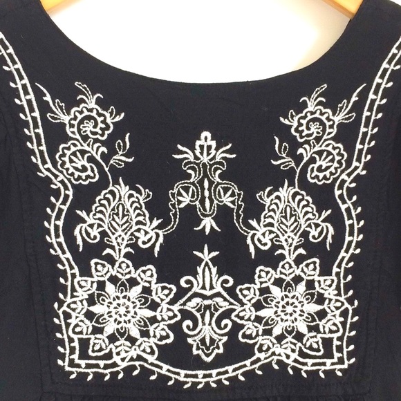 ✨SOLD✨One Clothing Embroidered Floral Tunic Dress - Picture 4 of 6